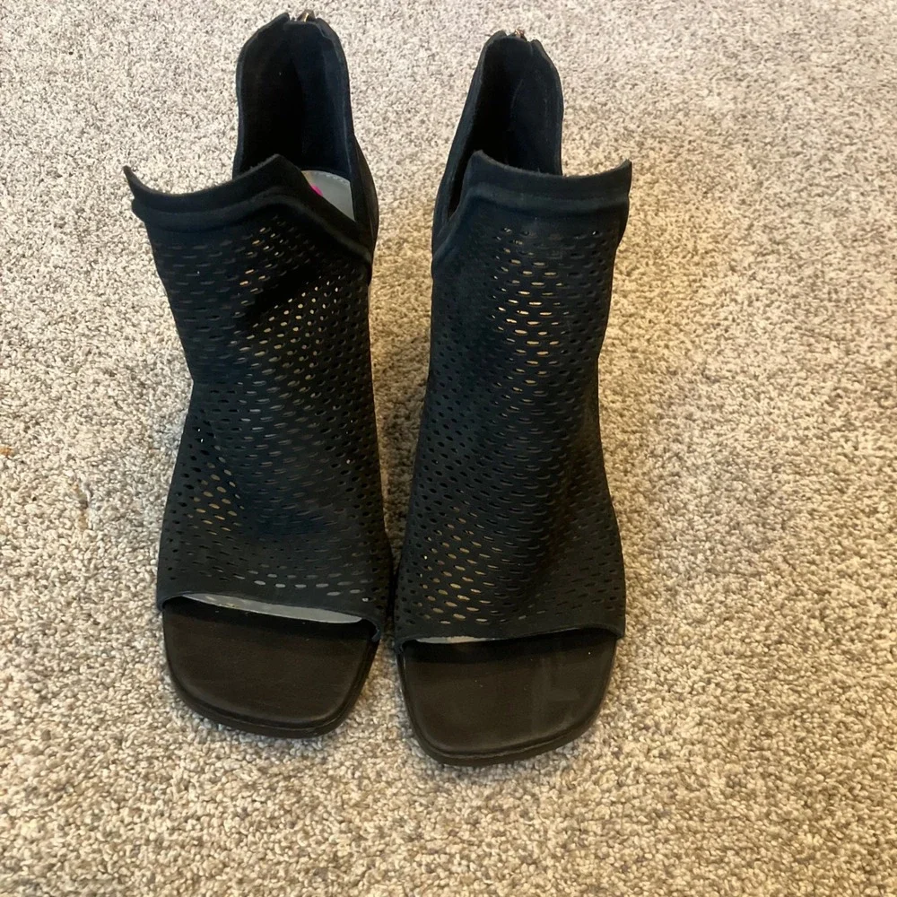 Vince Camuto Katrina Black Suede Perforated Peep Toe Block Heel Booties 8M Edgy